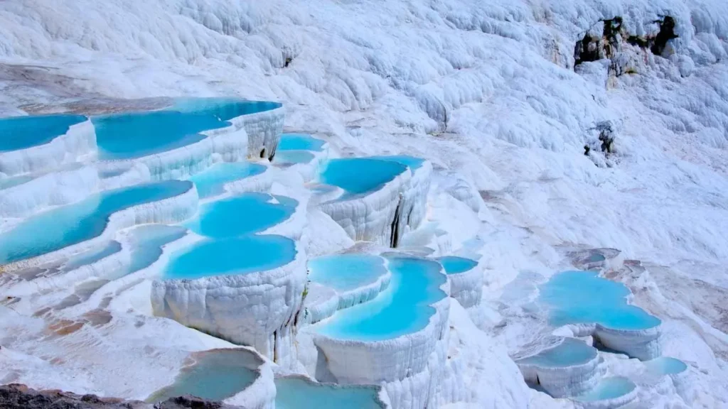 Terrazas de travertino blanco y piscinas termales en Pamukkale Turquía con Traveland