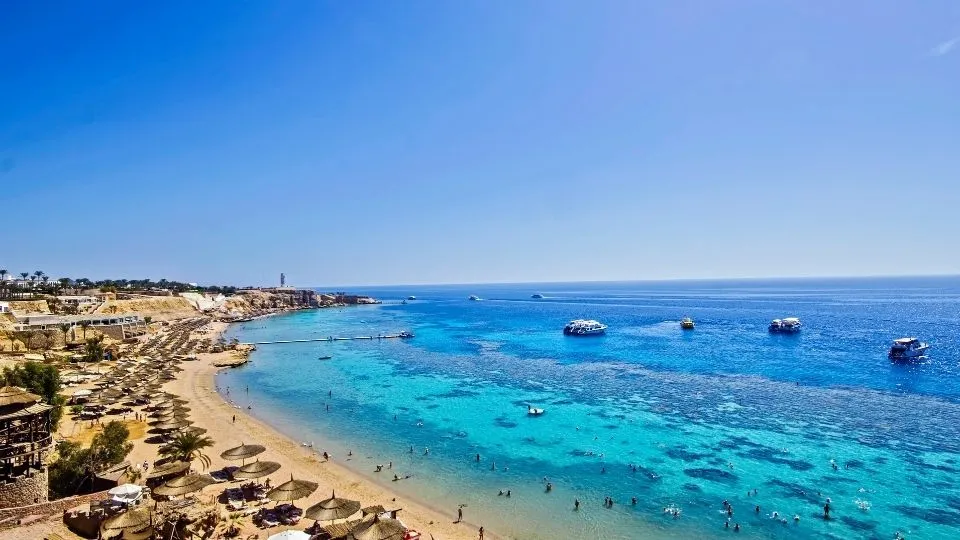 Vista panoramica de la costa de Sharm El Sheikh con sus arrecifes de coral y cristalinas aguas turquesas en el Mar Rojo Egipto con Traveland