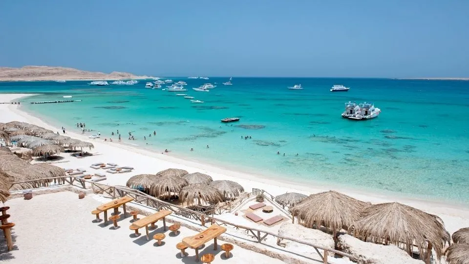 Playa de arena blanca y aguas cristalinas turquesas en la isla Mahmya Giftun en Hurghada Mar Rojo Egipto con Traveland