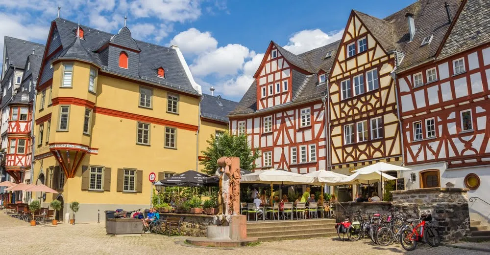 Plaza del mercado de Bernkastel-Kues en el valle del Mosela Alemania con Traveland