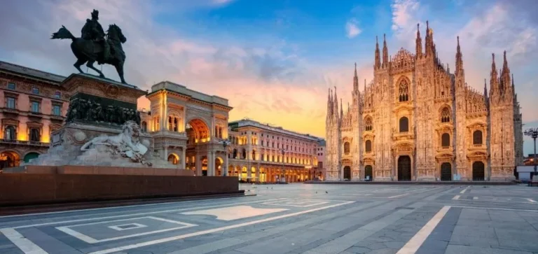 Norte espectacular Vista de la Plaza del Duomo con la Catedral gótica de Milan y la estatua ecuestre al atardecer en Italia con Traveland