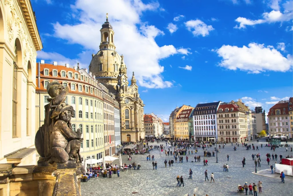 Plaza Neumarkt y la iglesia Frauenkirche en Dresde Alemania con Traveland