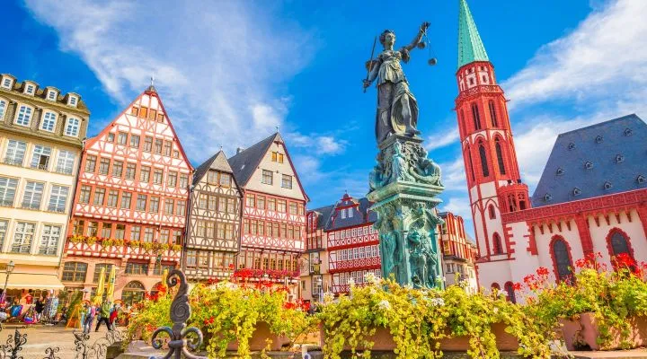 Plaza Römerberg con la Fuente de la Justicia en Fráncfort Alemania con Traveland