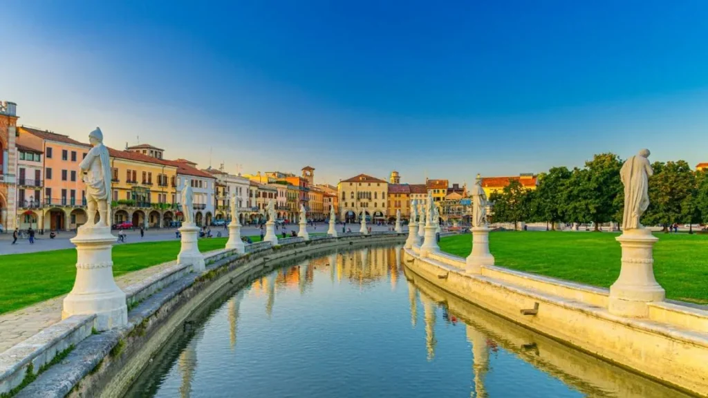 Canal eliptico rodeado de estatuas en la plaza Prato della Valle en Padua Italia con Traveland