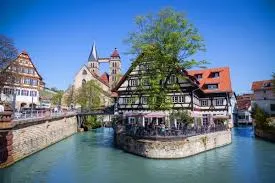 Casas de entramado de madera junto al canal en Esslingen Alemania con Traveland