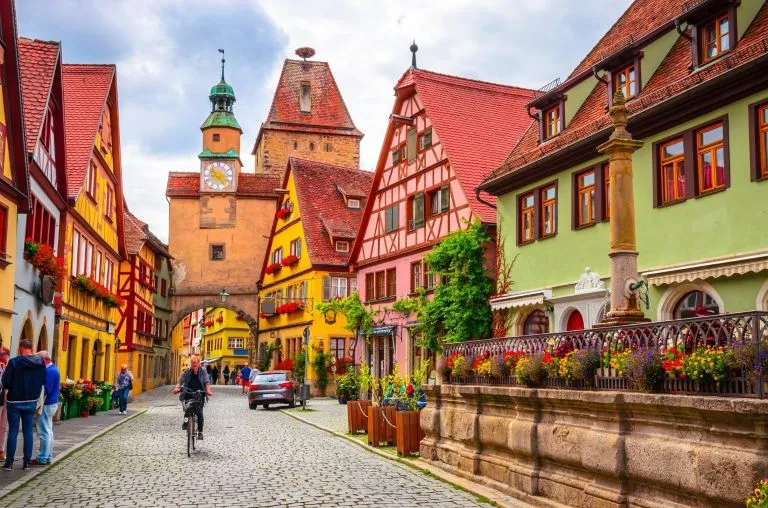 Rincón pintoresco de Plönlein en Rothenburg ob der Tauber Alemania con Traveland