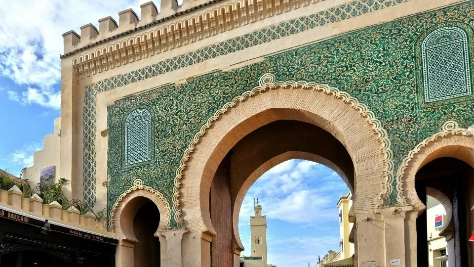Detalle de los azulejos verdes y arcos de la puerta Bab Bou Jeloud en la medina de Fez Marruecos con Traveland