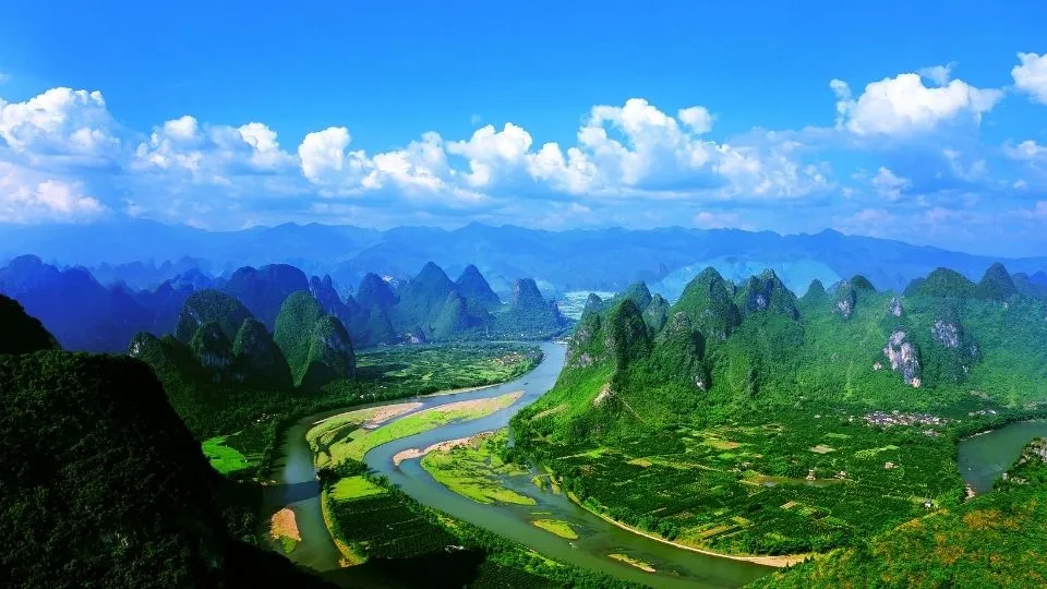 China Escénica. Vista panorámica del río Li y las montañas cársticas de Guilin en China con Traveland