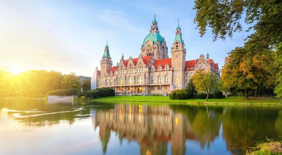 Nuevo Ayuntamiento de Hannover reflejado en el lago durante la ronda alemana con Traveland