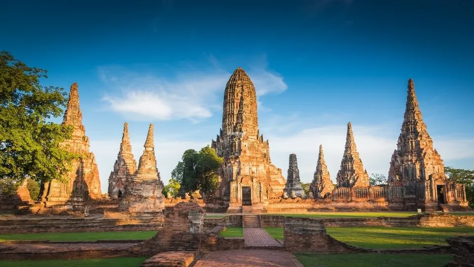 Vista panorámica de las ruinas y torres prang del templo Wat Chaiwatthanaram en Ayutthaya Tailandia con Traveland