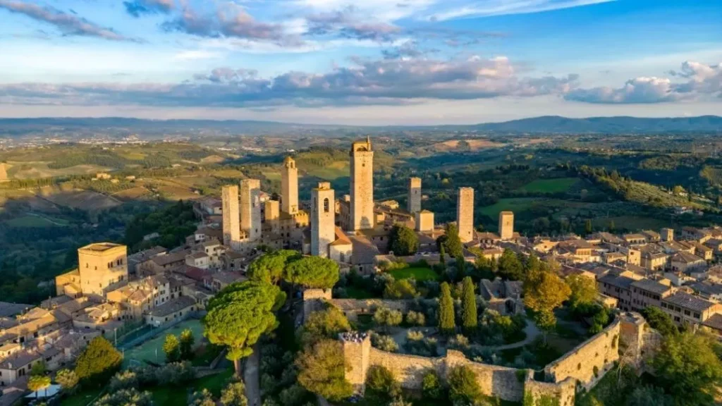 Vista aerea del pueblo medieval de San Gimignano y sus famosas torres medievales en la Toscana Italia con Traveland