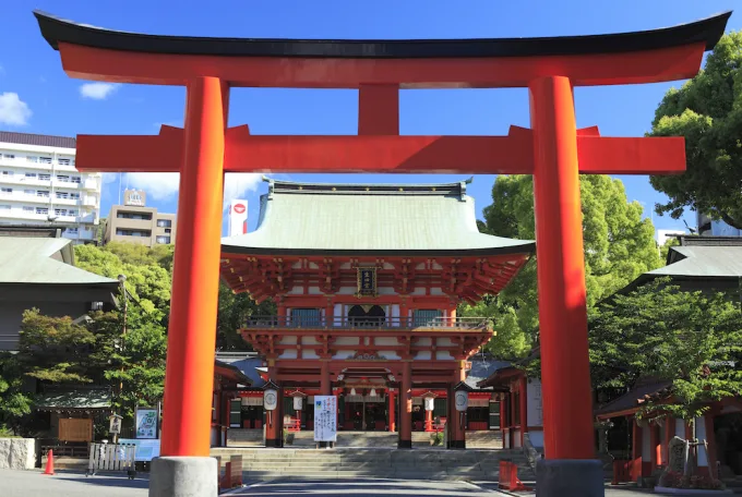 Gran torii rojo y puerta principal del santuario Ikuta en Kobe Japón con Traveland