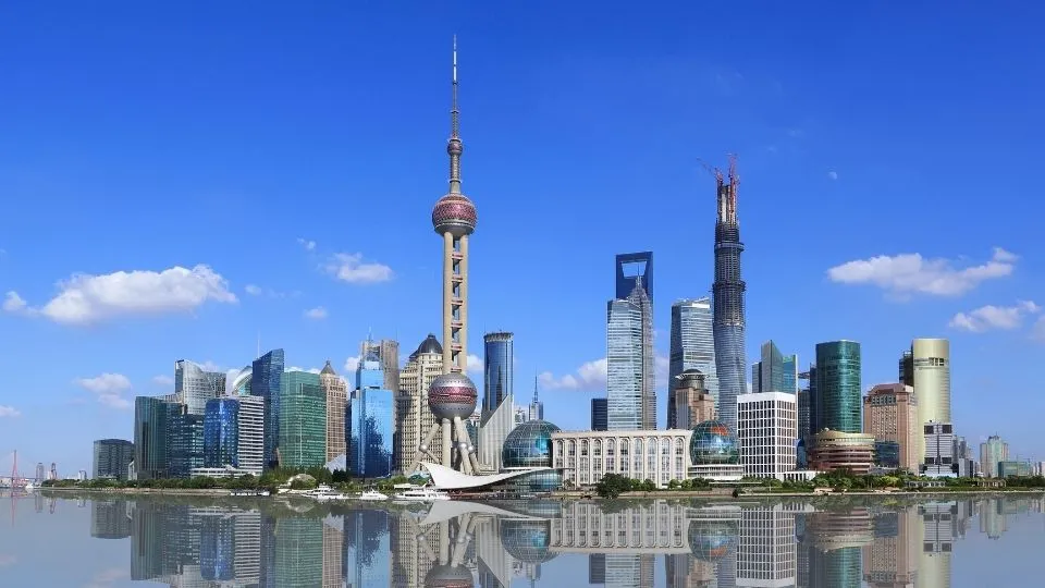 Skyline del distrito financiero de Pudong con la Perla del Oriente en Shanghái China con Traveland