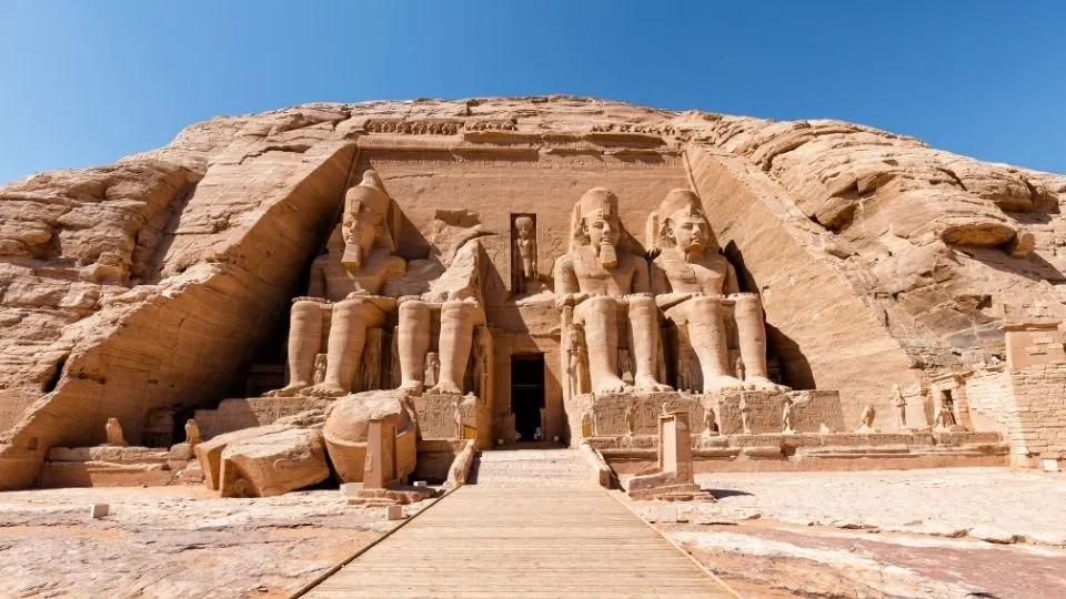 Fachada de las estatuas colosales del Templo de Abu Simbel excavado en la roca en Asuan Egipto con Traveland