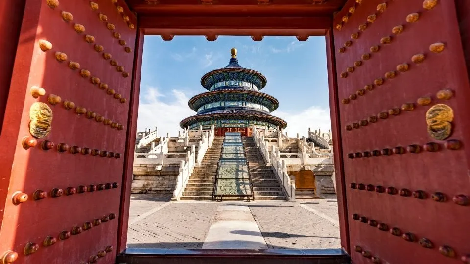 Vista del Templo del Cielo en Pekín a través de una puerta tradicional roja en China con Traveland