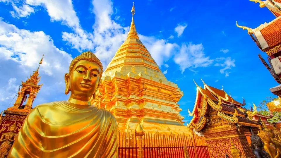 Estatua dorada de Buda y chedi dorado del templo Wat Phra That Doi Suthep en Chiang Mai Tailandia con Traveland