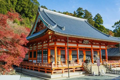 Pabellón principal del templo Katsuō-ji rodeado de arboles de otoño en Osaka Japón con Traveland