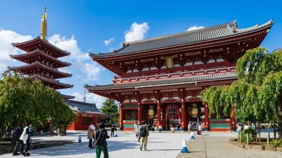 Entrada al templo Senso-ji con la pagoda de cinco pisos en el barrio de Asakusa en Tokio Japón con Traveland