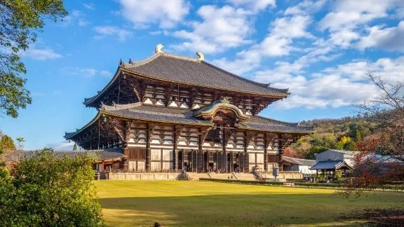 Gran Salón Daibutsuden del templo Todai-ji en Nara Japón con Traveland
