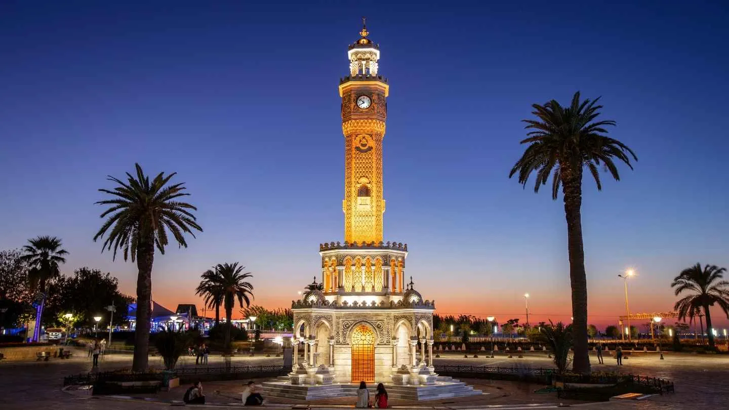 Torre del Reloj iluminada de Esmirna en la plaza Konak Turquía con Traveland