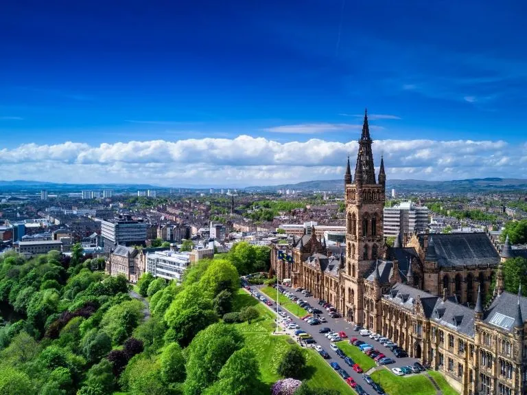 Vista panorámica de la Universidad de Glasgow en Escocia con Traveland
