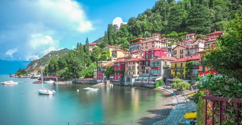 Encanto Norte y lagos italianos. Pueblo pintoresco de Varenna con casas de colores a orillas del Lago de Como en Italia con Traveland