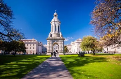 Campanario del Trinity College en Dublín durante un tour con Traveland