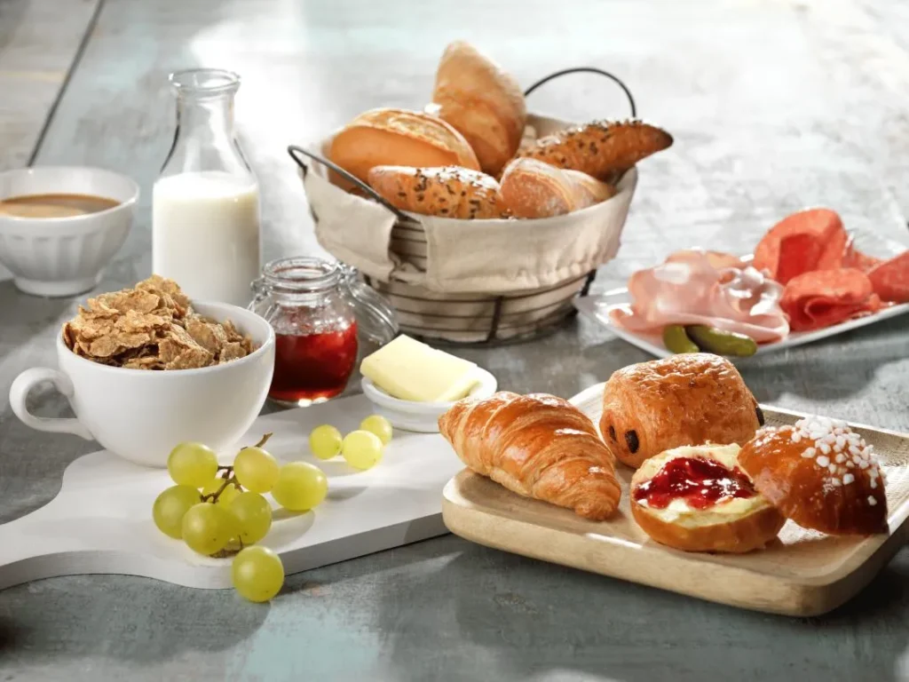 Nuevos planes de comidas Disney. Desayuno variado de los nuevos planes de comidas Disney con bolleria cereales embutidos y fruta con Traveland