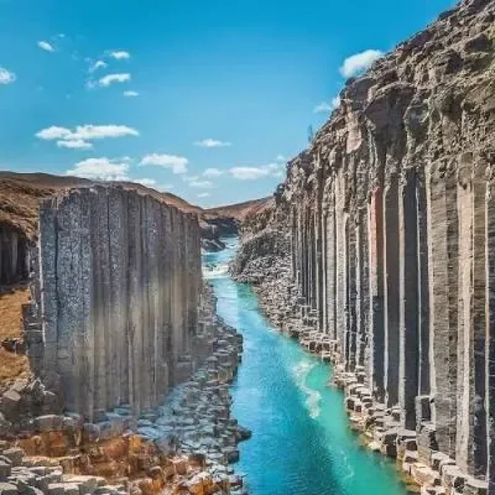 Columnas de basalto en la Calzada del Gigante en Irlanda del Norte con Traveland