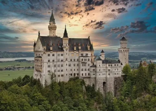 El emblemático Castillo de Neuschwanstein en los Alpes de Baviera con Traveland