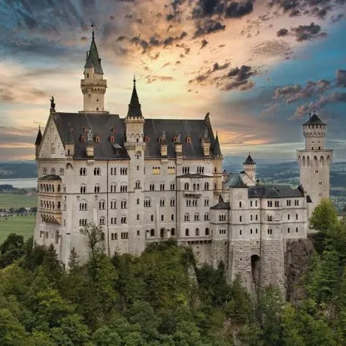 El emblemático Castillo de Neuschwanstein en los Alpes de Baviera con Traveland