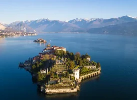 Vista panorámica del Lago de Como con montañas y casas tradicionales en el circuito por el Norte de Italia de Traveland